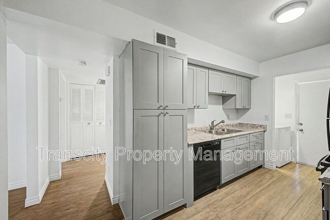 Building Photo - 225 N Standage