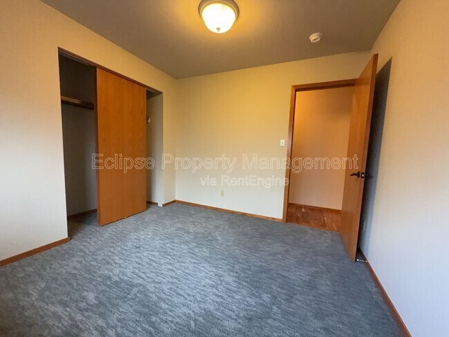 Building Photo - 2737 Sierra Vista Dr