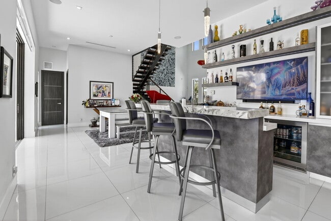 Building Photo - 334 Isle of Capri Dr