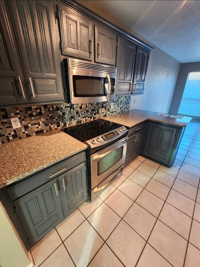 Building Photo - 3 bed 2 bath 2 car garage