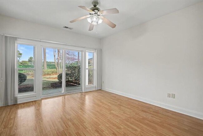 Building Photo - 3BD, 2BA condo with All Utilities included