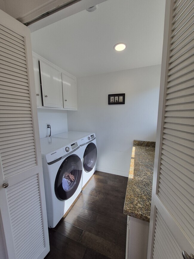 Building Photo - 5313 Sevilla Ct
