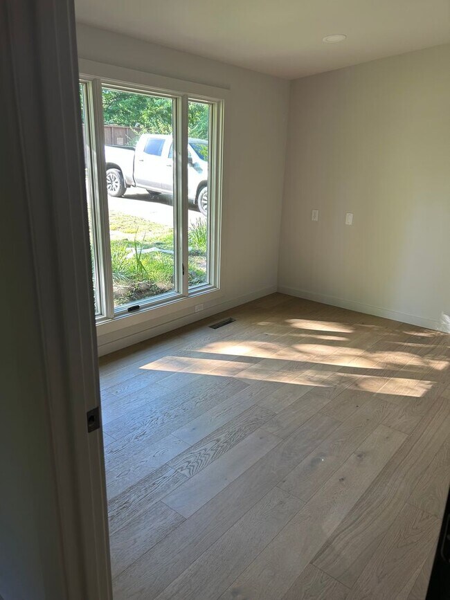 Building Photo - UNFURNISHED Beautiful Large Home Available...
