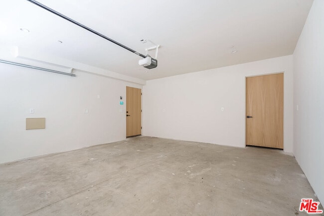 Building Photo - 1859 Barry Ave