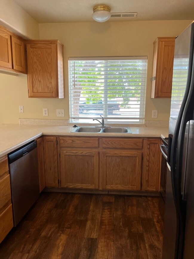 Building Photo - Nice 3 Bedroom, 2.5 bathroom townhome in S...