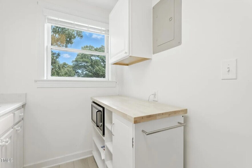 Building Photo - Room in Condo on Smallwood Dr