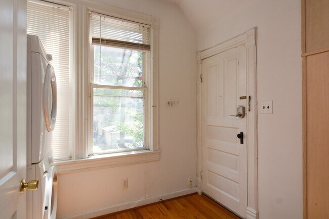 Building Photo - 3113 N Racine Ave