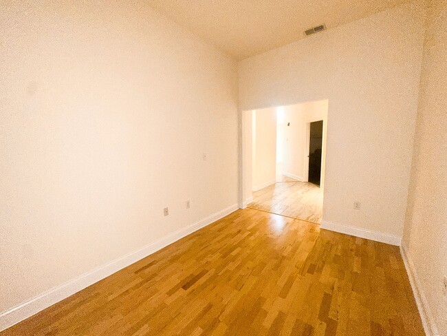 Building Photo - 450 E Ohio Unit 117