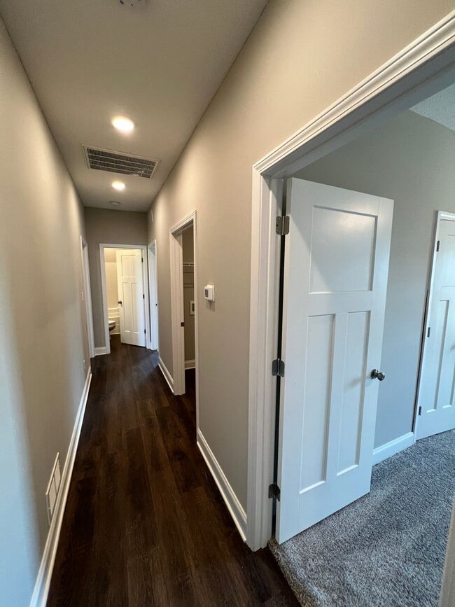 Building Photo - 406 St George Wy