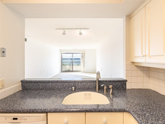 Building Photo - 372 Main St