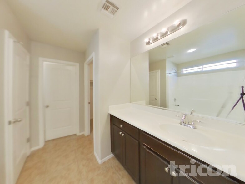 Building Photo - 1502 E Mayfield Dr