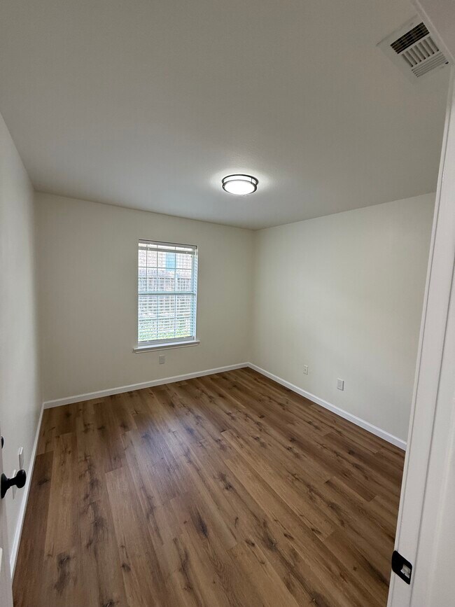 Building Photo - 501 Manhattan Dr