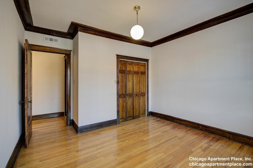 Building Photo - 1336 W Waveland Ave