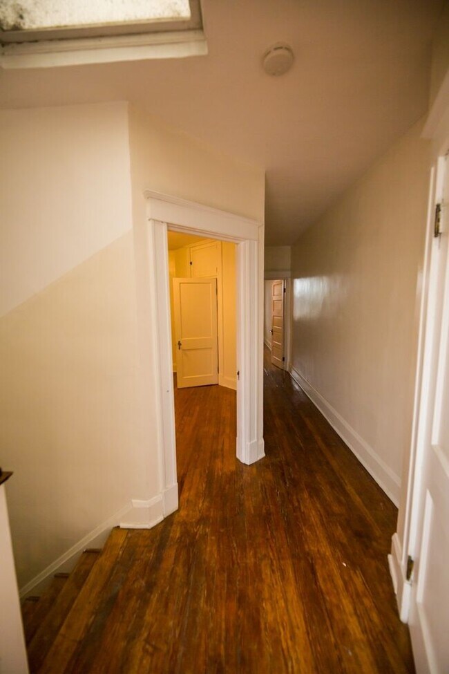 Building Photo - Charles Village 2bd/2ba Rowhome with Parking Spots, W/D and more! Available 7/20