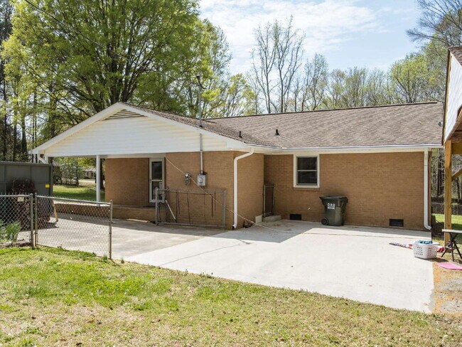 Building Photo - 102 McCall St