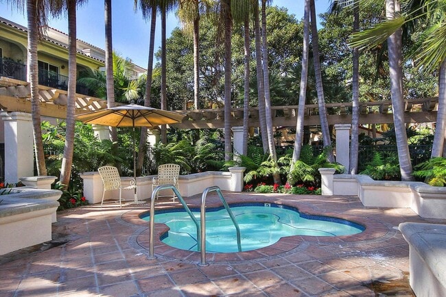 Building Photo - Lovely ground floor unit at the incredible El Escorial! Santa Barbara:)