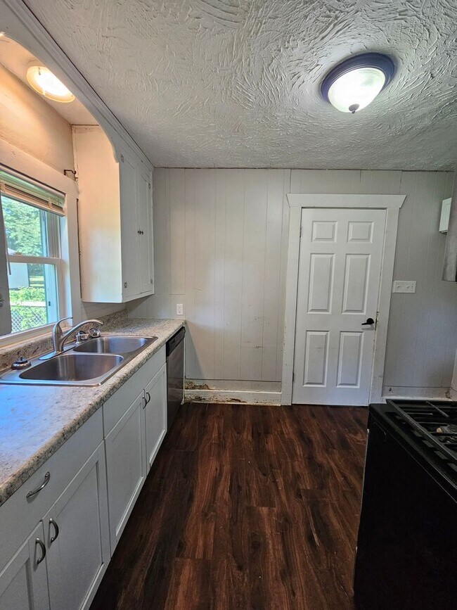 Building Photo - 2 bedroom | 1 Bathroom Home | Pets Welcome!