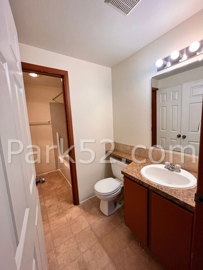 Building Photo - 2 Bedroom Ground Floor Apartment With Backyard