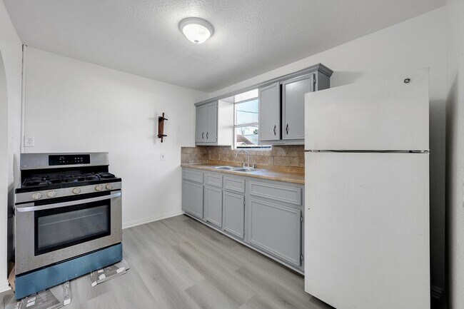 Building Photo - 214 N Hagerman St