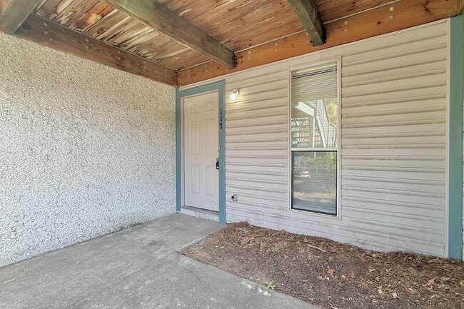 Building Photo - 910 Brett Dr
