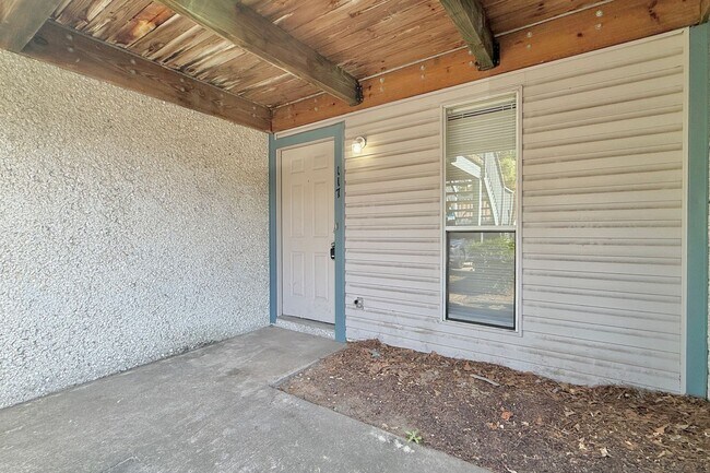 Building Photo - AVAILABLE NOW! (Pet Friendly)