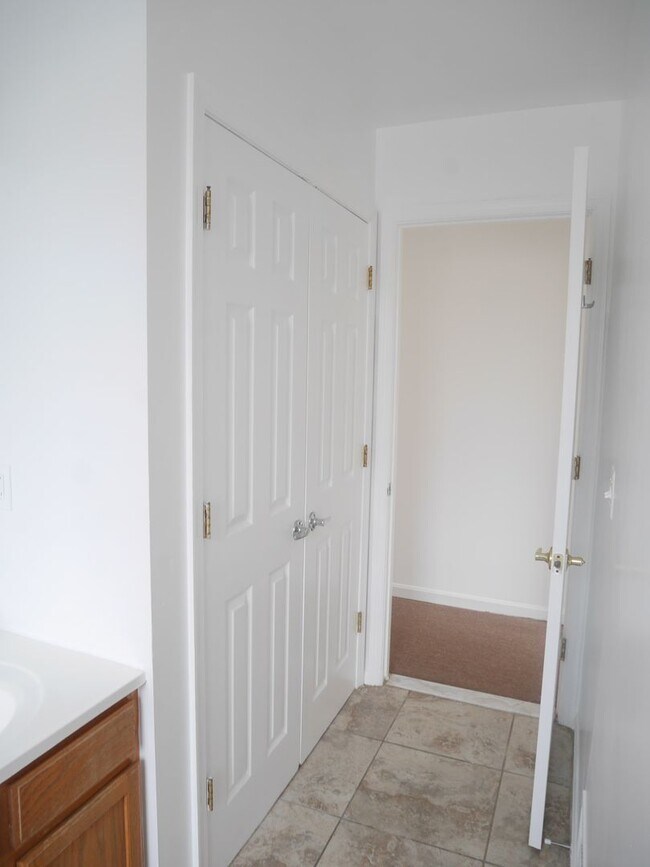 Building Photo - Spacious 3 Bedroom End Unit- Baltimore, MD
