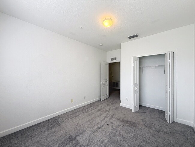 Building Photo - Beautiful 3 Beds and 2.5 Baths townhome with 2 car garage in Stonebridge Commons!