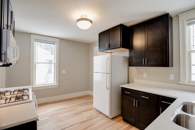 Building Photo - 4BD 2BA House. Refurbished, large house, great location available JUNE 1ST.