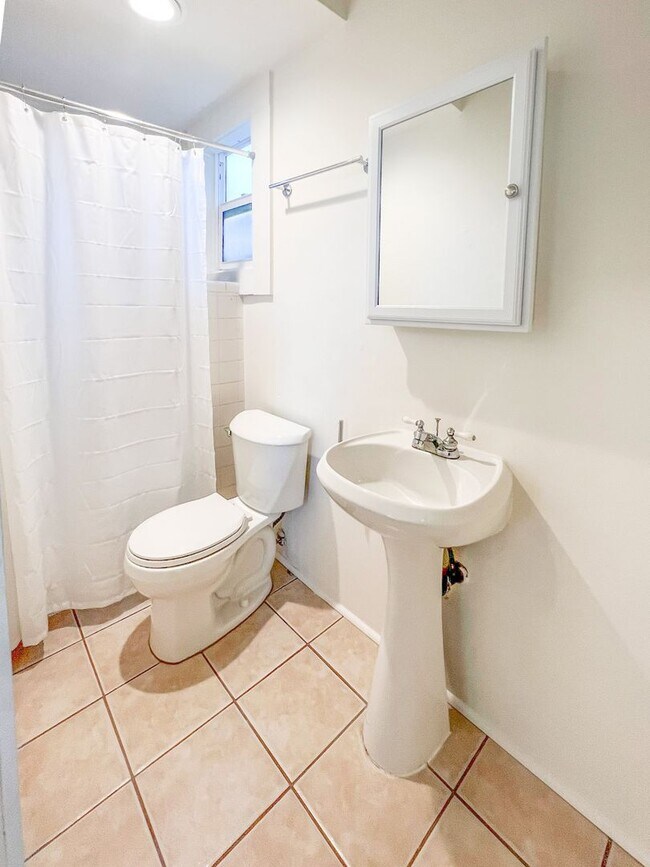 Building Photo - Charming Corner 1 Bed / 1 Bath in the Hear...
