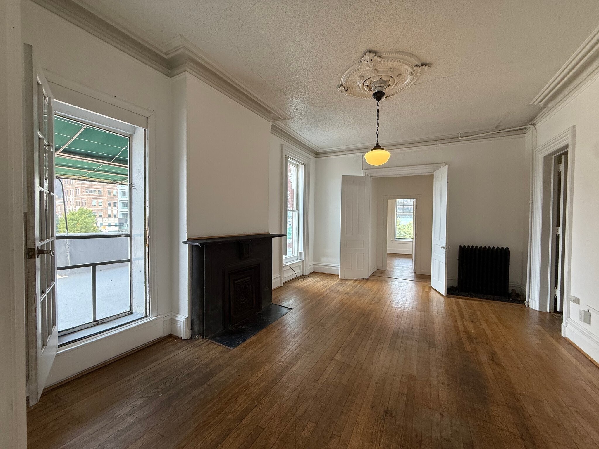 Building Photo - 346 S Rose St