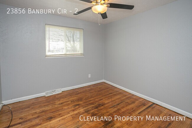Building Photo - Updated 3 Bedroom Banbury Condo