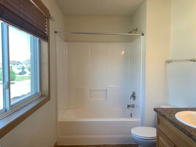 Building Photo - Spacious 4 Bedroom Townhome in Great Neigh...