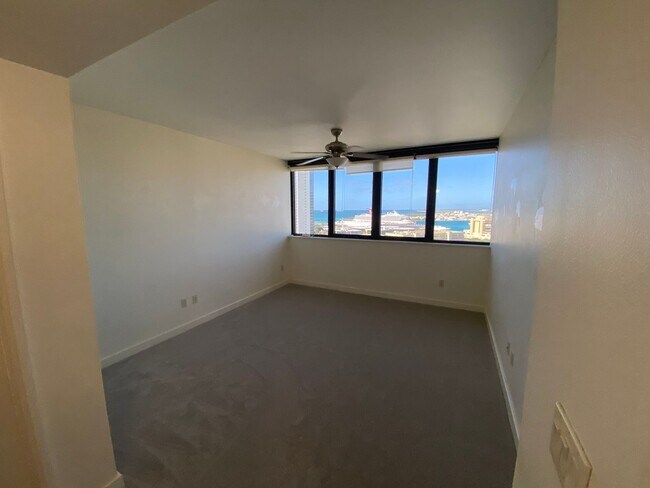 Building Photo - 600 Queen St