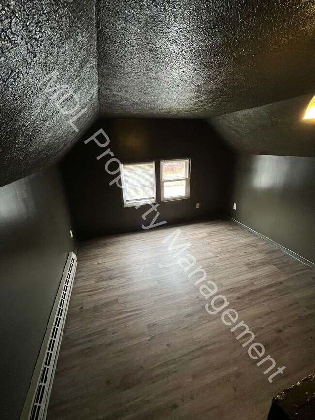 Building Photo - 3 Bedroom Home Available Now!