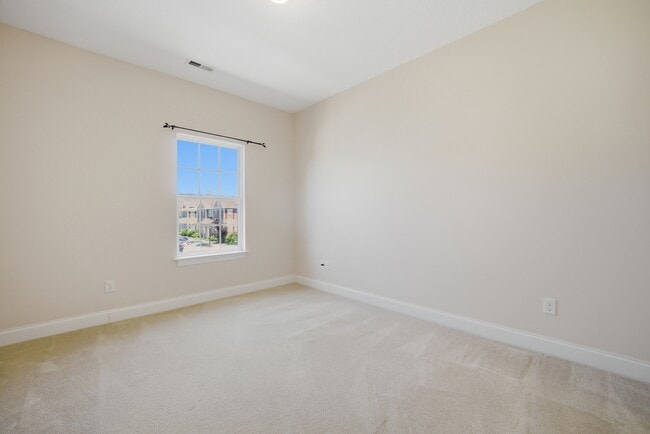 Building Photo - 3135 Patrick Henry Dr