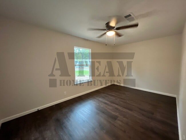 Building Photo - This beautifully remodeled 2-bedroom, 1-bathroom home