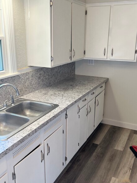 Updated kitchen counter tops - 503 S Franklin Ave