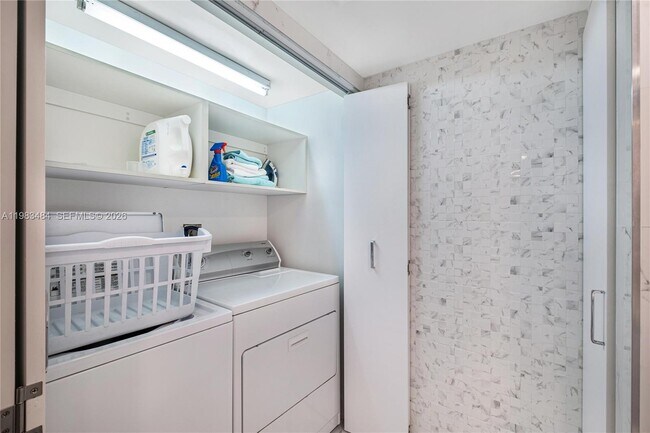 Building Photo - 16425 Collins Ave