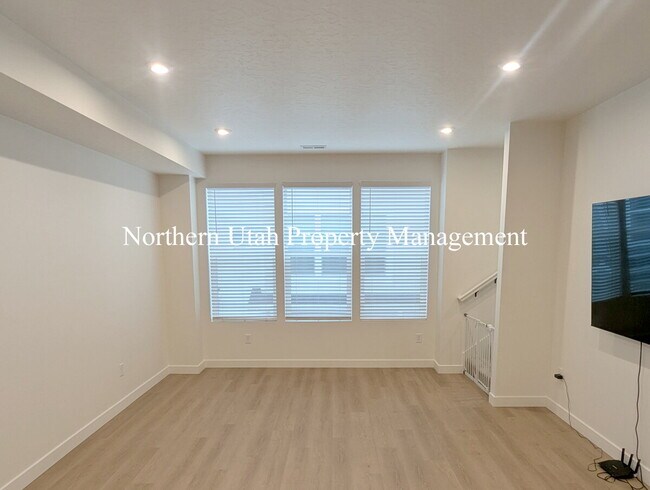 Building Photo - New 3 Bed 3 Bath Townhome