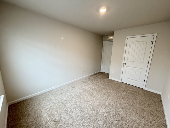 Building Photo - 633 Currant Cir