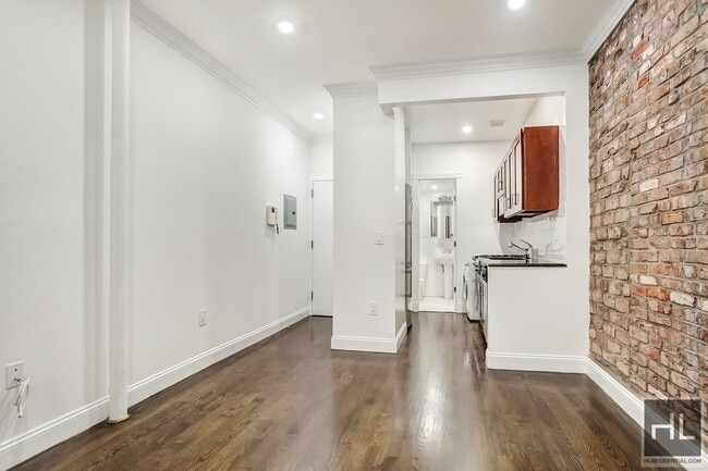 Building Photo - 307 Mott St