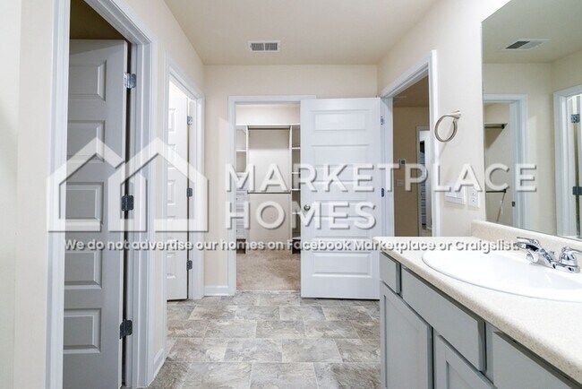 Building Photo - 559 Post Oak Ln