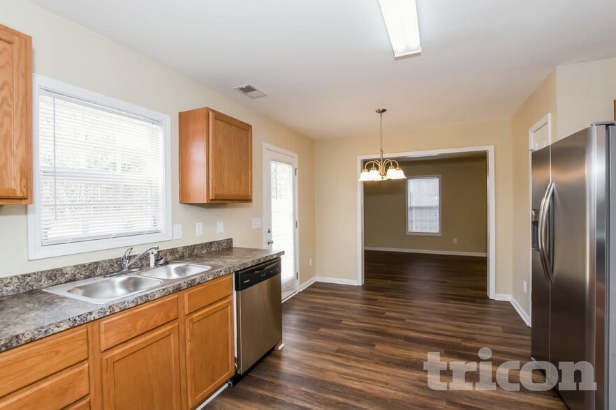 Building Photo - 403 Parkstone Ct