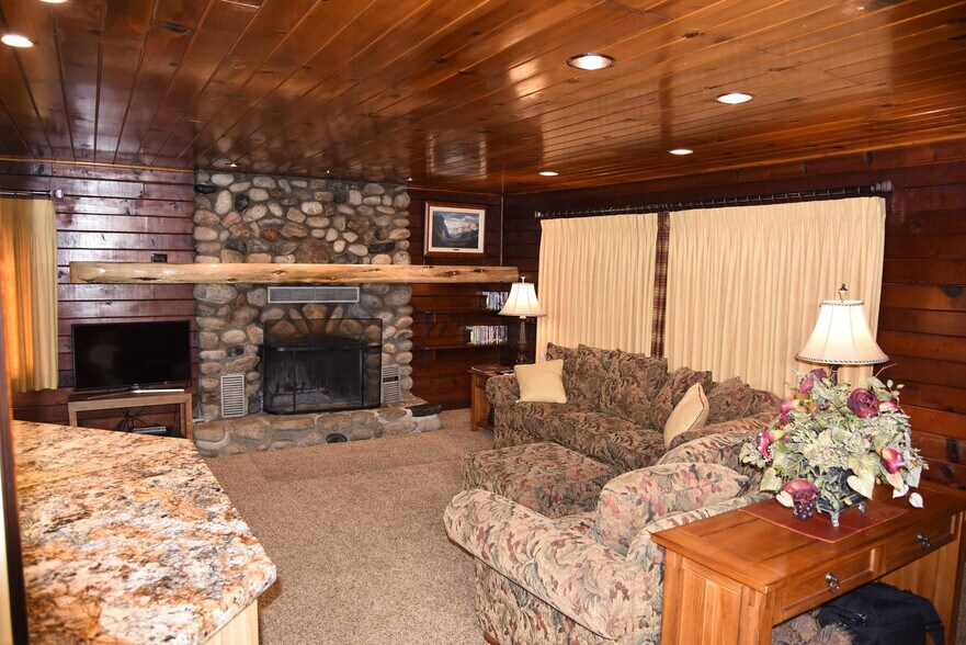 Building Photo - 2586 Deer Ln