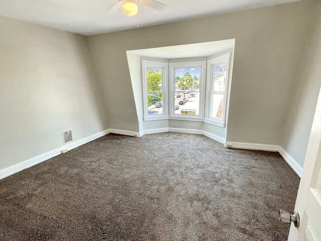 Building Photo - 334 Oak St