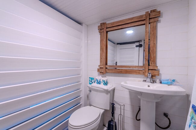 Building Photo - 7 Periwinkle Ln