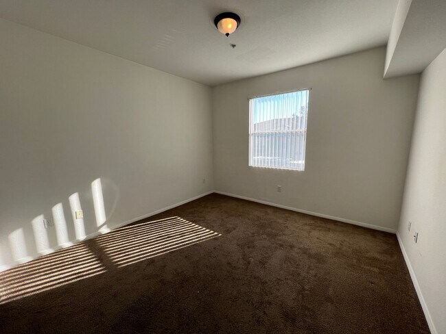 Building Photo - Awesome 1bed/1bath condo located in Centennial Hills
