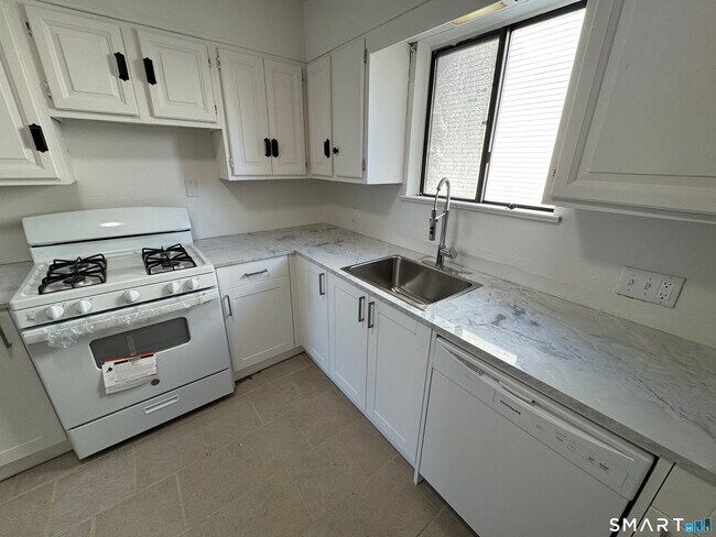 Building Photo - 57 Seaside Ave