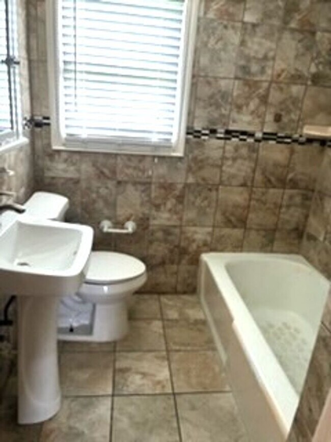 Building Photo - 3802 Woodland Dr
