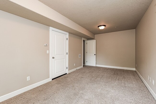 Building Photo - End unit 3BD 2.5BA + Loft +  Tri Level Townhouse w/Garage + AC + Balcony + Washer/Dryer